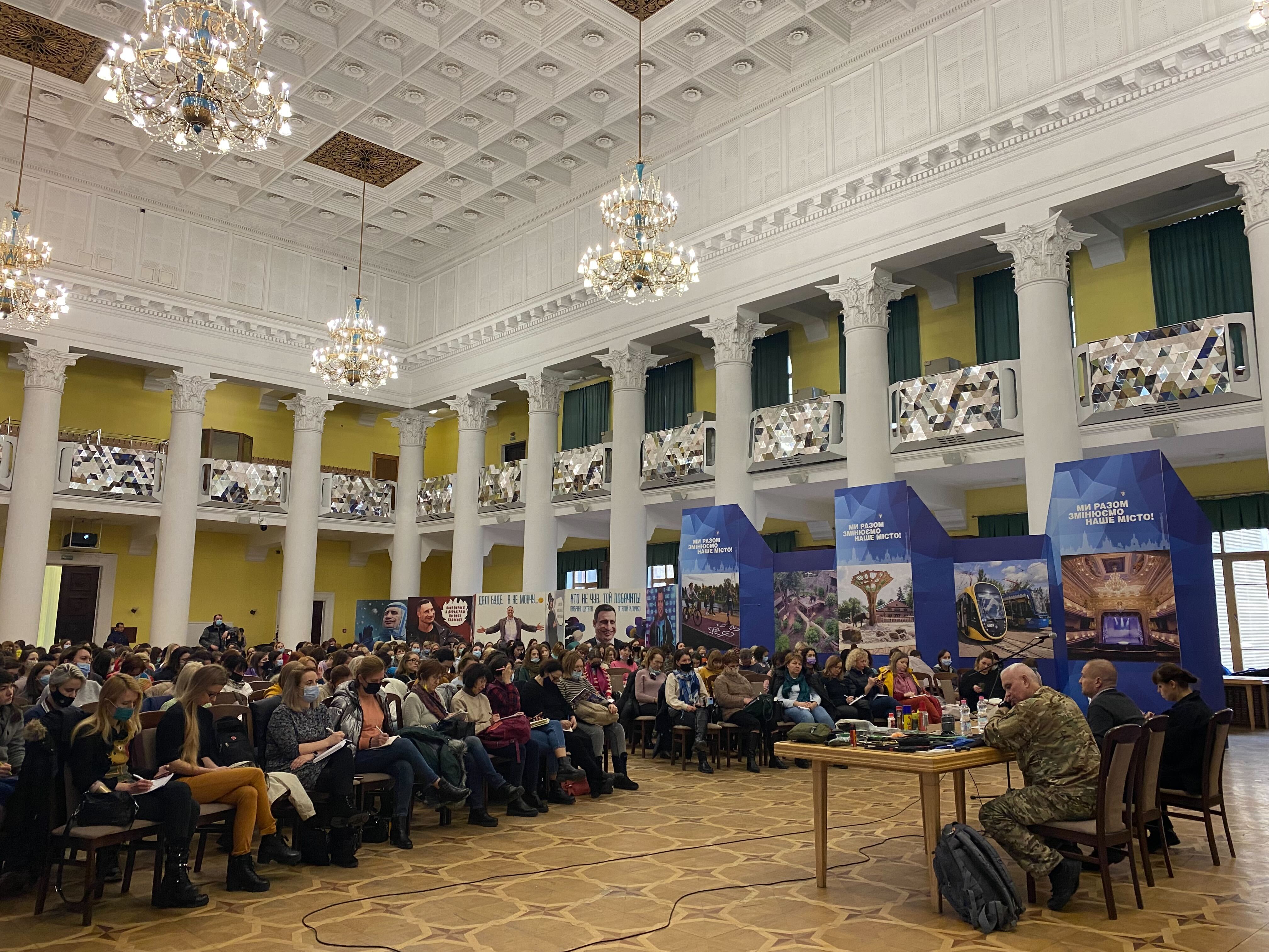 Körülbelül 240 nő vett részt a túlélési gyakorlatokon szombaton a kijevi városházán.