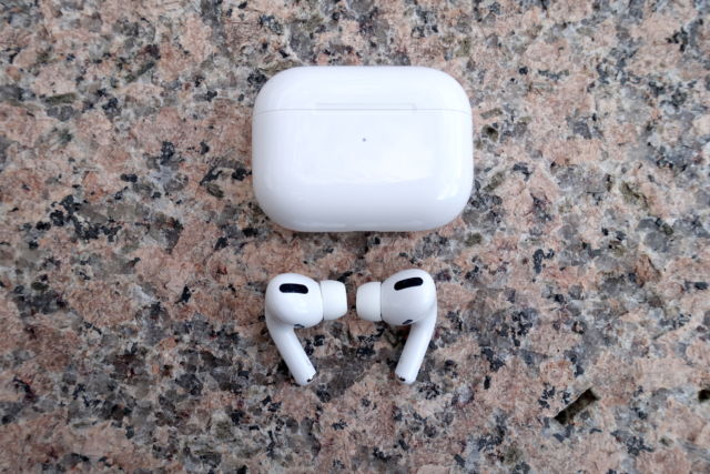Apple AirPods Pro vezeték nélküli zajszűrő fejhallgató.