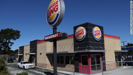 Az olyan éttermek, mint a Burger King, több autóba fektetnek be. 