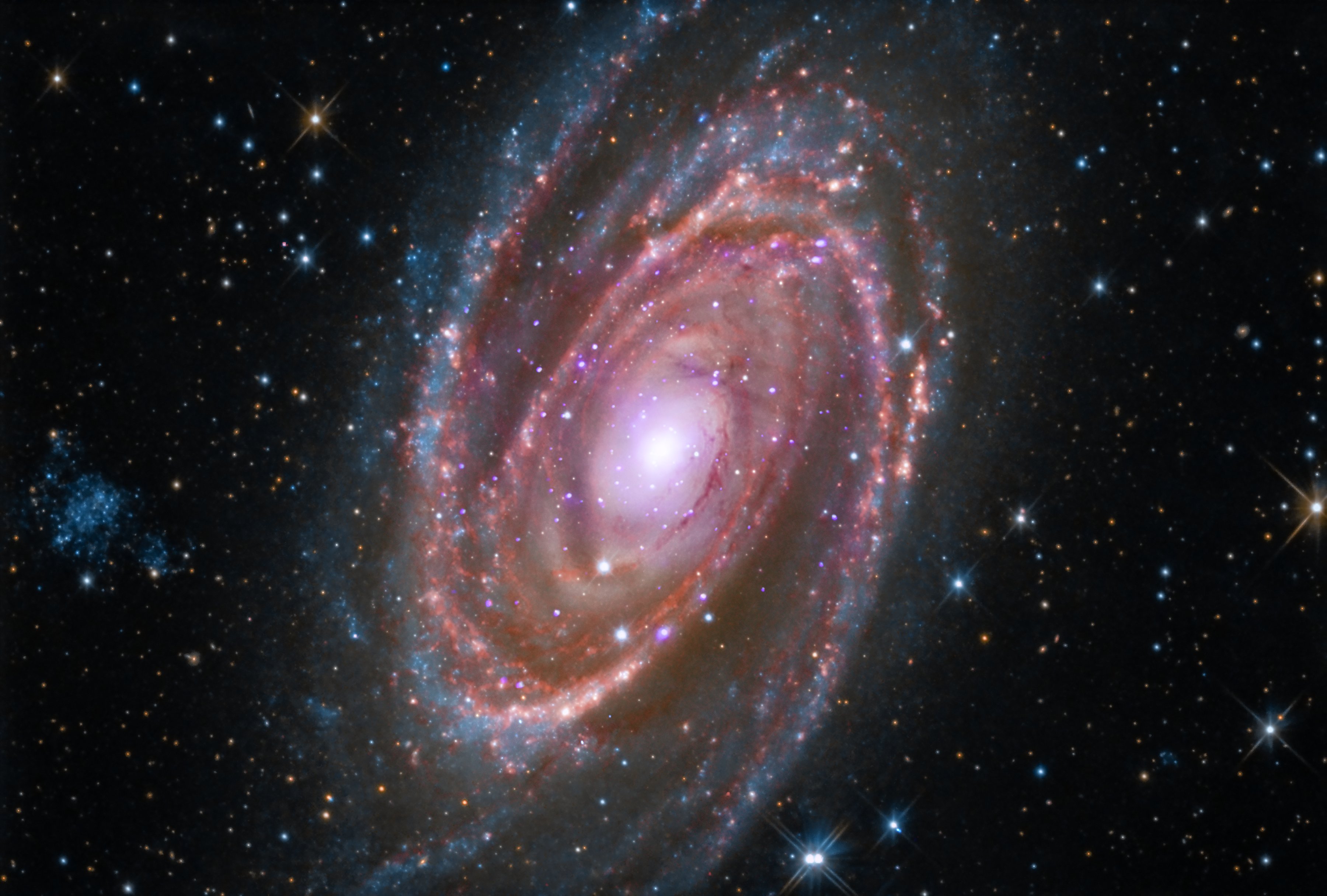 Az M81 spirálgalaxis körülbelül 12 millió fényévnyire található a Földtől.