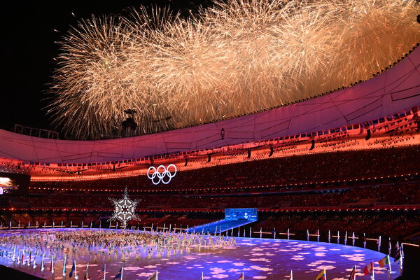 A záróceremónia legfontosabb eseményei: Pekingben véget ért a győzelem, a szívfájdalom és a botrány jellemezte játékok