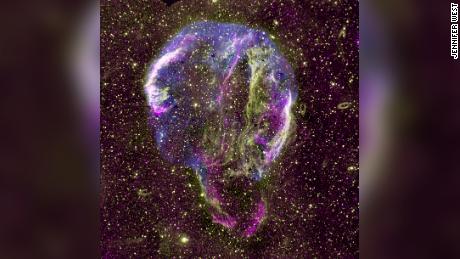 Rádiós (lila), UV (sárga) és röntgen (kék) képe látható a Cygnus gyűrű szupernóva-maradványáról a Tejútban. 