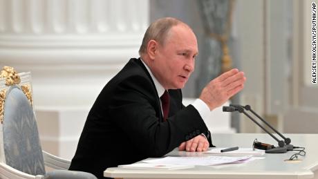 Putyin elismeri a kelet-ukrajnai szeparatista területeket, ami a válság éles eszkalációját jelzi
