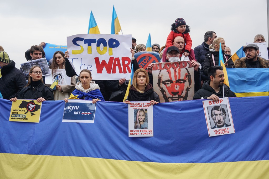 A tüntetők Ukrajna transzparenseit és zászlóit emelték ki az orosz agresszió elleni tüntetésen Isztambulban.