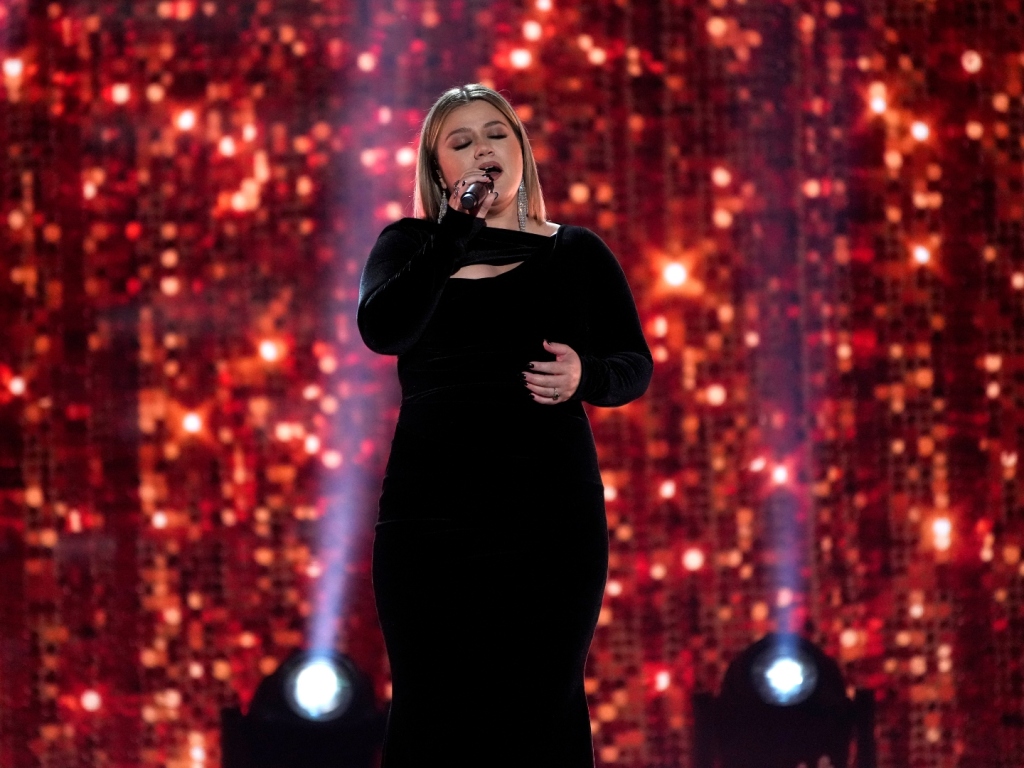 Kelly Clarkson érzelmesen teljesít a 2022-es ACM Awards-on – SheKnows