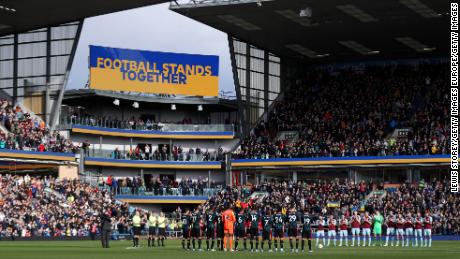 A játékosok, a tisztségviselők és a szurkolók csatlakoztak egy percnyi tapshoz, hogy jelezzék a békét és az Ukrajna iránti együttérzést a Burnley és a Chelsea elleni összecsapás előtt.
