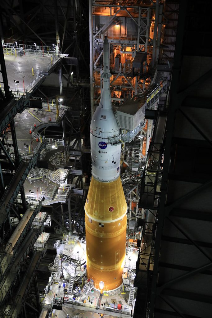 VAB Artemis I Space Launch System rakéta és Orion űrhajó
