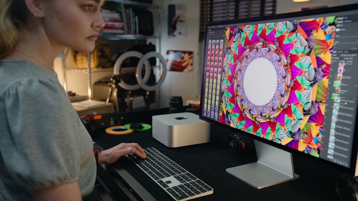 Un usuario trabajando en una pantalla de Mac Studio.
