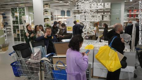 2022. március 3-án a vásárlók sorban állnak, hogy kifizessék vásárlásaikat egy IKEA-áruházban Moszkvában.