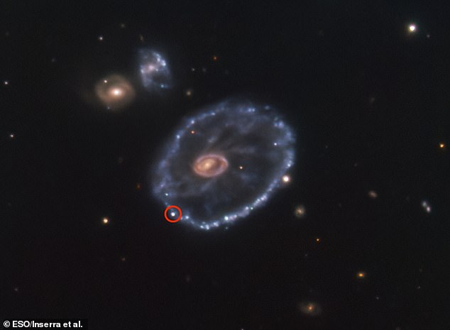 Az SN2021afdx nevű szupernóva a szokatlan alakú Cartwheel galaxisban fordult elő, amely a Szobrász csillagképben található.