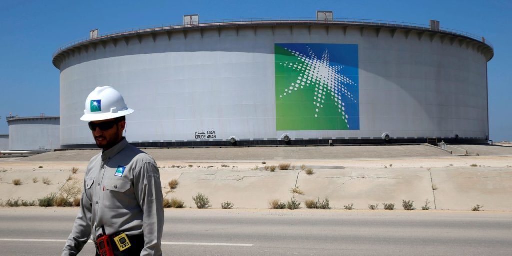 Szaúd-Arábia fontolóra veszi, hogy dollár helyett jüant fogad el a kínai olajeladásokban
