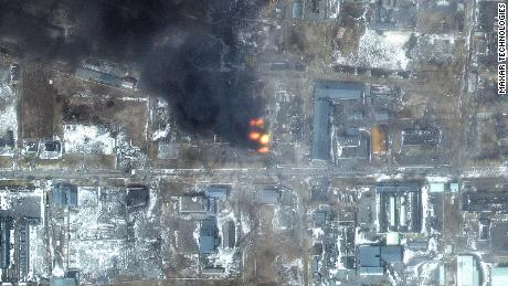 Ezen a műholdfelvételen Mariupol nyugati részének egyik ipari területén kitört tűz látható március 12-én.