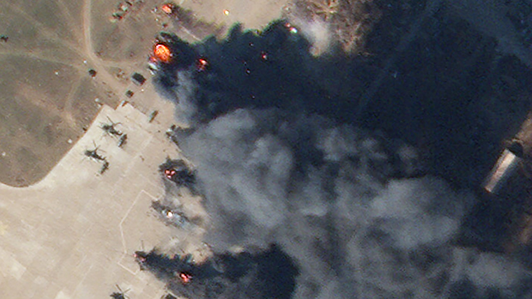 A kép kinagyított részén helikopterek égnek. 