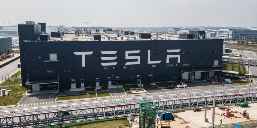 A Covid bezárta a Tesla gyárat.  A részvény emelkedik, mert vannak jó hírek is.