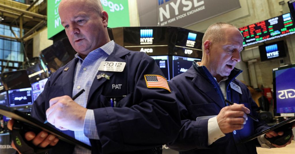 A Wall Street feljebb zár, mivel a Federal Reserve és Oroszország nemteljesítése miatti aggodalmak enyhülnek