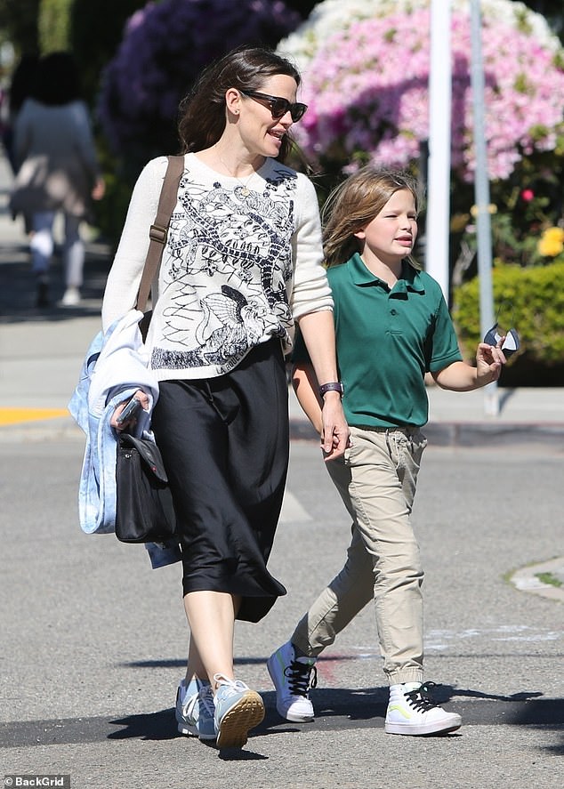 Pöttyös anyuka: Jennifer grafikus pólót viselt fekete szoknyával, cipőkkel