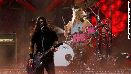 Dave Grohl és Taylor Hawkins a Foo Fightersből a 2022-es Lollapalooza Chile harmadik napján lép fel a Santiago-i Parque Bicentenario Cerrillosban.