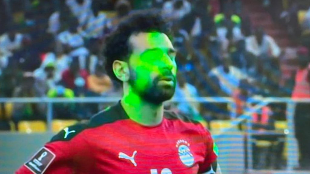 Mohamed Salah kihagyja a büntetőt, miután a szurkolók lézerrel az arcába világítottak, Egyiptom kiesett a világbajnokságról