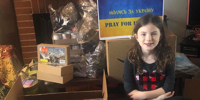 Lesia Gorgosky lánya, Anna segít az adománygyűjtésben.