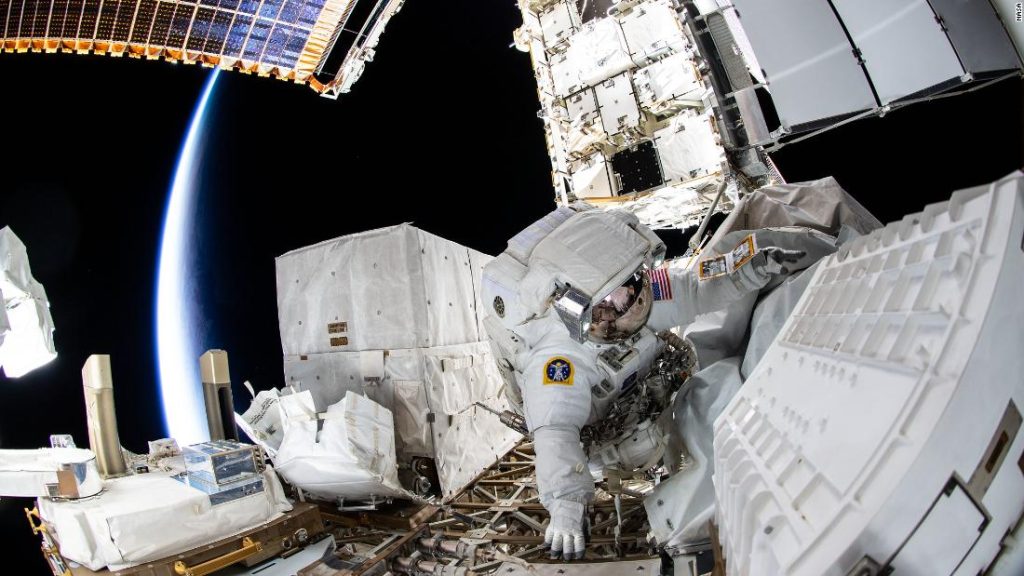 A NASA űrhajósai űrsétákat tesznek az űrállomások energiaellátásának javítása érdekében