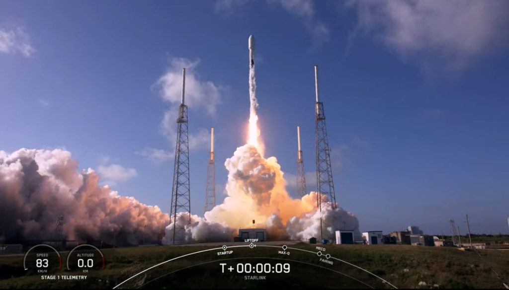 A SpaceX Starlink műholdakat indít „amerikai seprűn”, és egy rakéta landol a tengerben