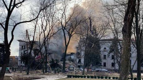 Az ukrán hatóságok szerint 300 ember halt meg egy orosz légicsapásban a mariupoli színház ellen
