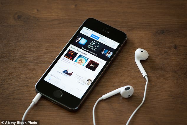 2020 óta az Apple 19 GBP-t kér ügyfeleinek egy új csatlakozóért vagy fülhallgatóért.