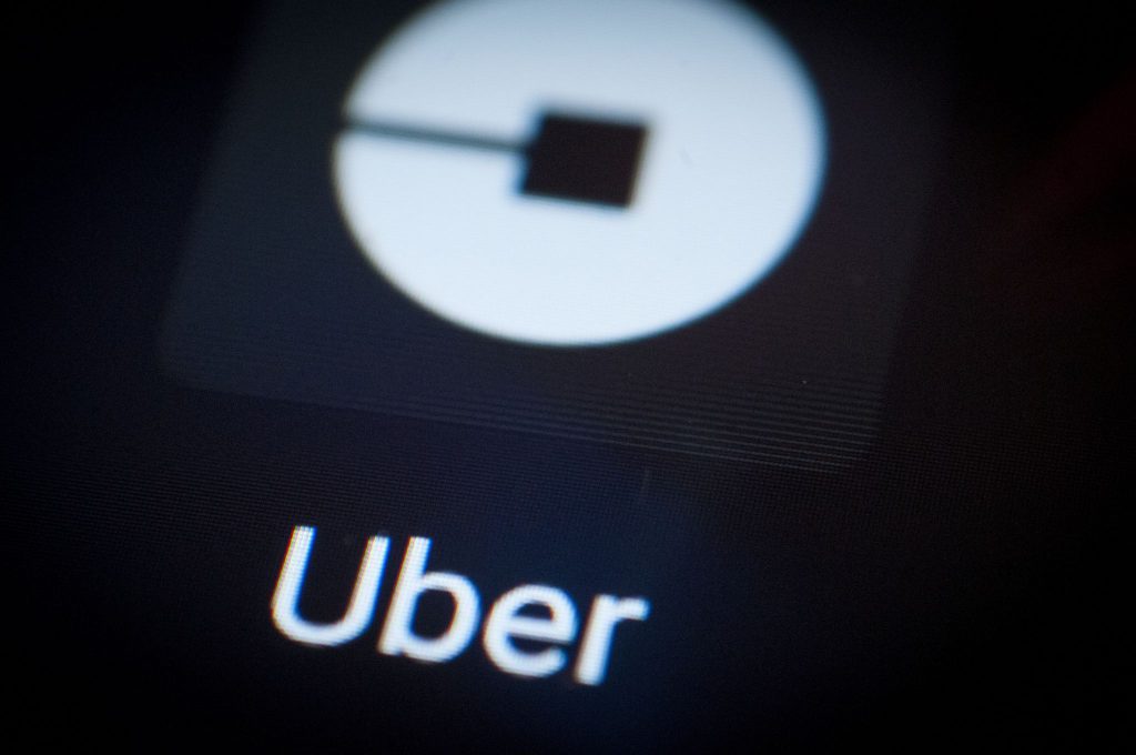 Az Uber a magasabb benzinköltség miatt ideiglenes felárakat ad a fuvarokért és az ételszállításért