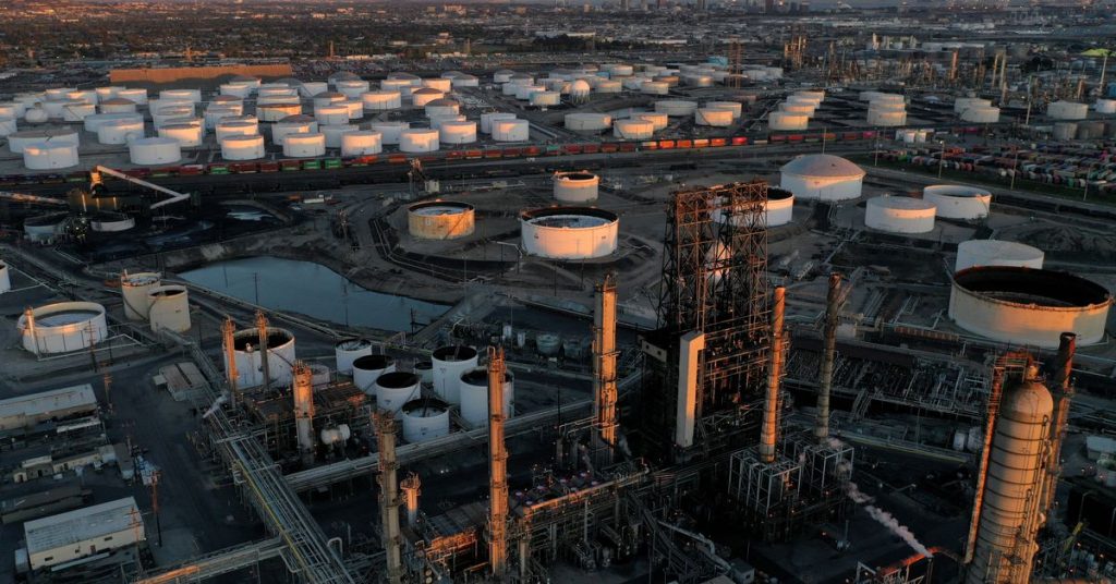 Az olaj ugrásszerűen emelkedik, ahogy az EU megszorítja az orosz embargót, és a szaúdi finomítók termelése megüt