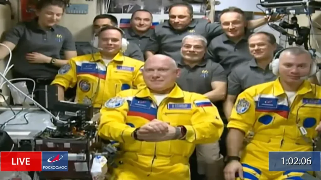 Az orosz űrhajósok az ukrán zászló színeiben érkeznek a Nemzetközi Űrállomásra