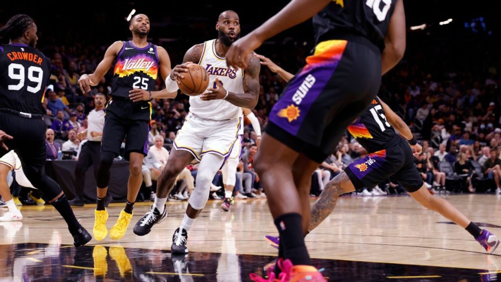 LeBron James, a Lakers játékosa az első játékos az NBA történetében, aki elérte a 10 000 pontot, lepattanót és gólpasszt.