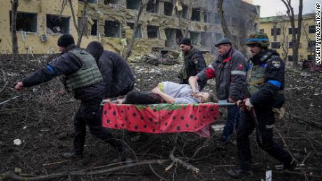 Egy várandós nő és babája halála a mariupoli szülészeti kórház bombázása után 