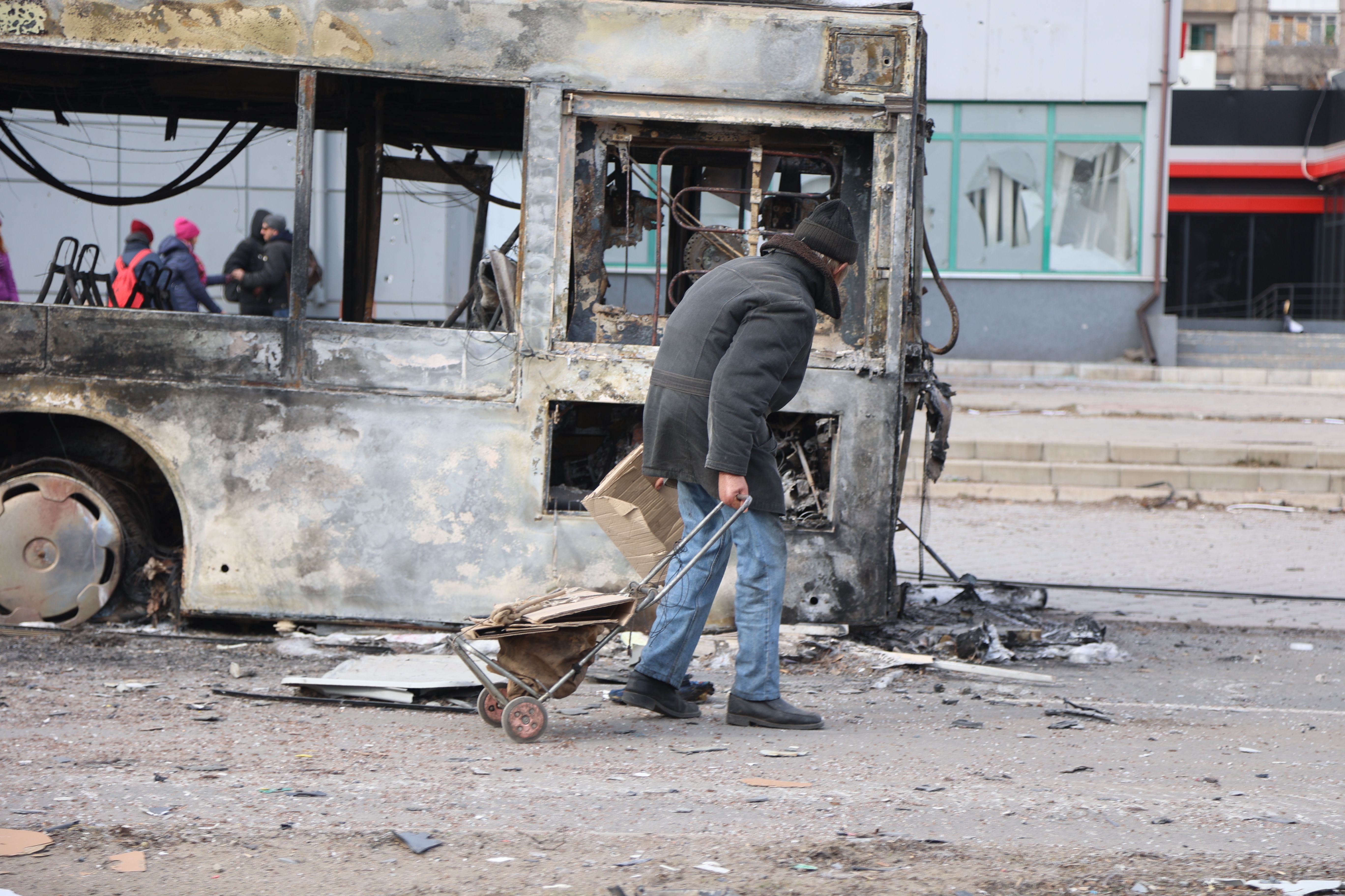 Megsérült épületek és járművek képei az orosz hadsereg és az oroszbarát szakadárok irányítása alatt álló ukrán város Mariupol március 29-i bombázása után.