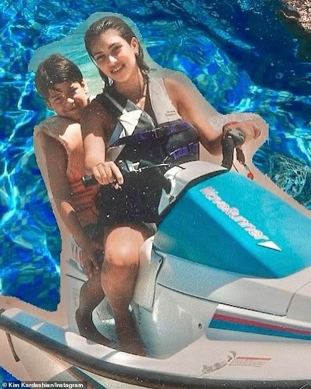 Boldog születésnapot Kimmy: Kim Kardashian közzétett egy régi fotót, amint jet-bike-on ül Robbal a hátán, hogy boldog születésnapot kívánjon neki.  Nagyon szeretlek, Ruby!  Boldog születésnapot @robkardashianofficial, írta