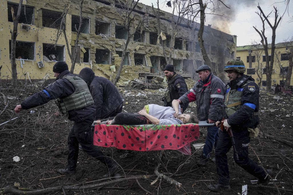 Terhes nő, csecsemő halt meg, miután Oroszország lebombázta a szülészetet