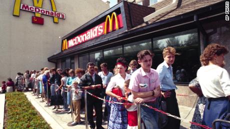 Az oroszok sorban állnak a McDonald's gyorsétterem előtt Moszkvában 1990-ben. 
