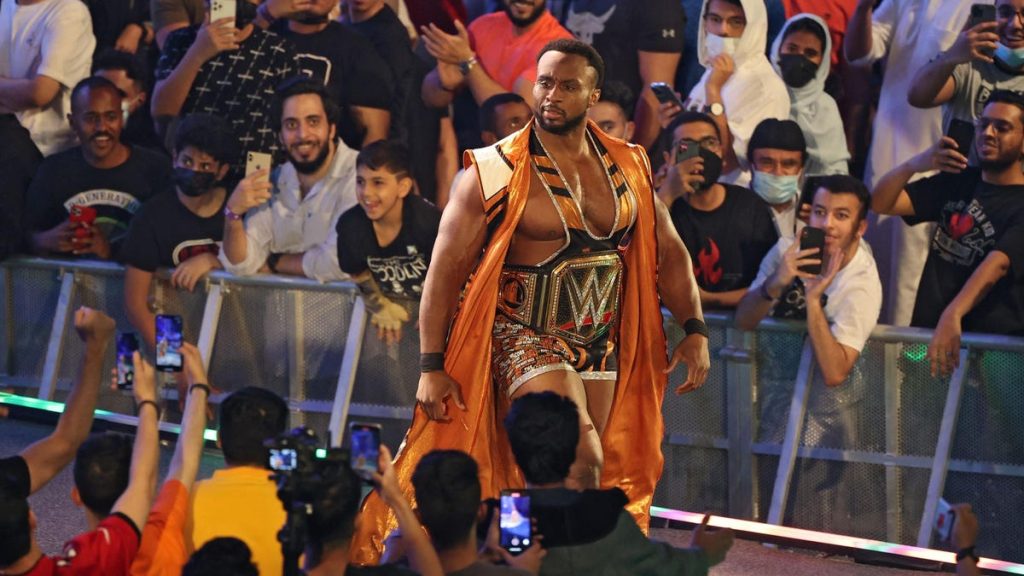 Wrestler Big E nyakát töri a Smackdown során, elkerüli a súlyos sérülést