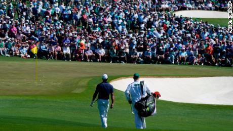 Woods besétál a második greenbe a Masters Golf Championship edzésén 2022. április 4-én, hétfőn Augustában.
