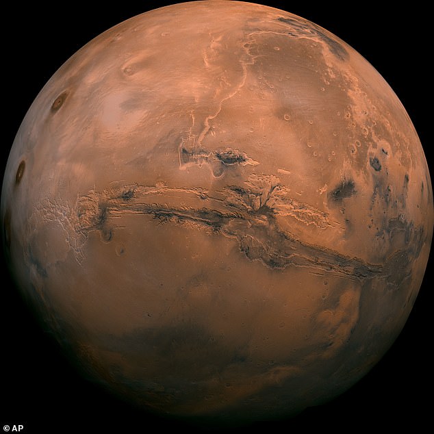2018. novemberi érkezése óta az InSight szonda számos olyan küldetéssel dolgozott, amelyek a Mars körül keringenek és a bolygó felszínén barangolnak: köztük a Curiosity roverrel.