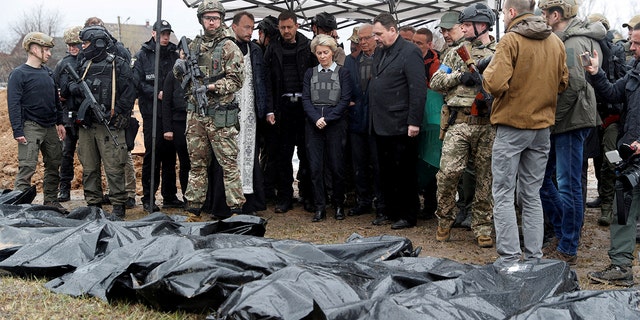 Ursula von der Leyen, az Európai Bizottság elnöke, Josep Borrell, az EU külügyi és biztonságpolitikai főképviselője, Eduard Heger szlovák miniszterelnök és Denis Shmyal ukrán miniszterelnök egy tömegsír mellett állnak, miközben Oroszországként Bucha városába látogatnak.  Az Ukrajna elleni támadás 2022. április 8-án folytatódik Kijeven kívül. 