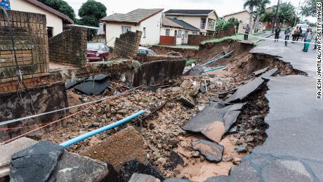 Egy út és egy ház súlyosan megrongálódott a heves esőzésben kedden Durbanban.