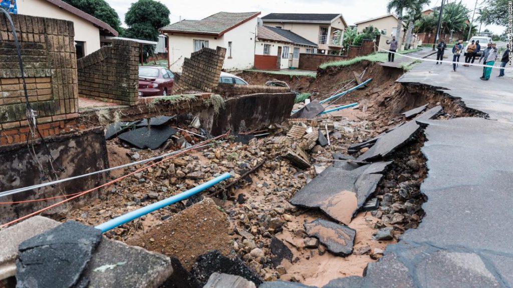 Dél-afrikai árvizek: több mint 300 ember halt meg, miután az árvizek utakat mostak el és otthonokat tettek tönkre Dél-Afrikában