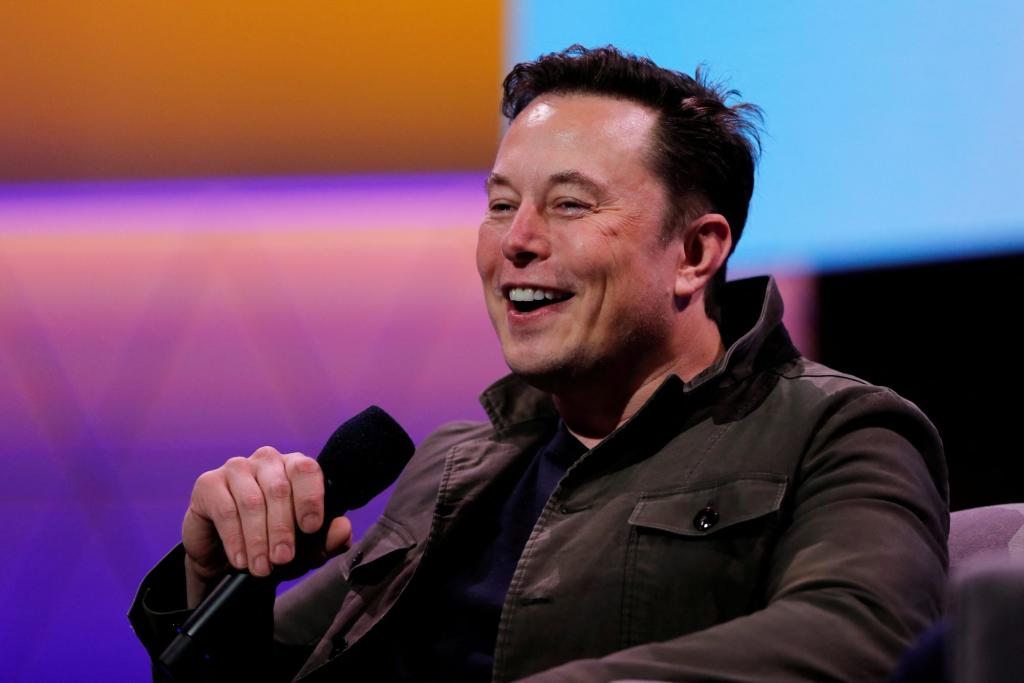 Elon Musk azt mondja, hogy a barátai extra hálószobájában alszik