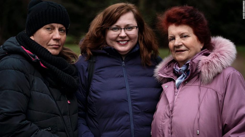 Egy ukrán-amerikai nő családja Oroszországba kényszerült menekülni.  Lengyelországba csempészte őket