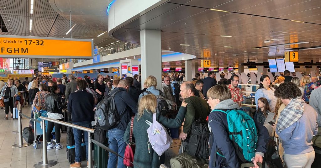 A sztrájk káoszt okoz az amszterdami repülőtéren a nyaralás kezdetekor