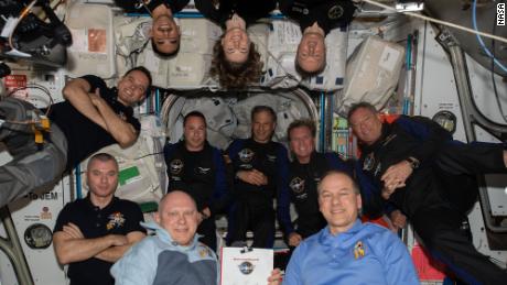 A 11 fős legénység a Nemzetközi Űrállomás fedélzetén 2022. április 9-én. Az óramutató járásával megegyező irányba, jobbról lentről: Tom Marshburne, a 67-es járat parancsnoka Oleg Artemjev, Denis Matveyev, Szergej Korszakov, Raja Chari, Kayla Baron és Matthias Maurer fedélzeti mérnökökkel;  és az Axiom Mission 1 űrhajósai (a középső sorban balról) Mark Bathy, Eitan Stipe, Larry Conner és Michael Lopez Allegria.