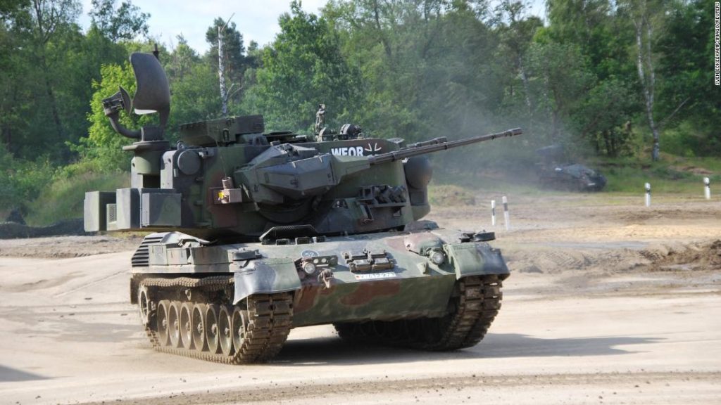 Németország beleegyezett, hogy nehézfegyvereket küld Ukrajnába egy jelentős politikai váltás után