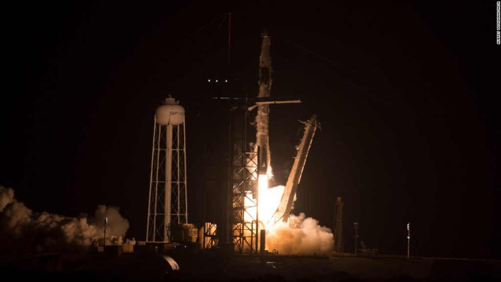 A SpaceX újabb történelmi űrhajós küldetést indít
