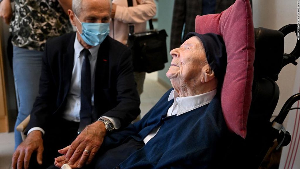 A világ legidősebb élő francia apácája élvezi a csokoládét és a bort