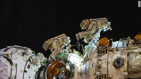 Orosz űrhajósok aktiválják az űrállomás új robotkarját